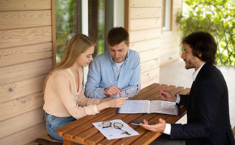 Comment est calculée la commission mandataire immobilier pour la location saisonnière d'un bien ?