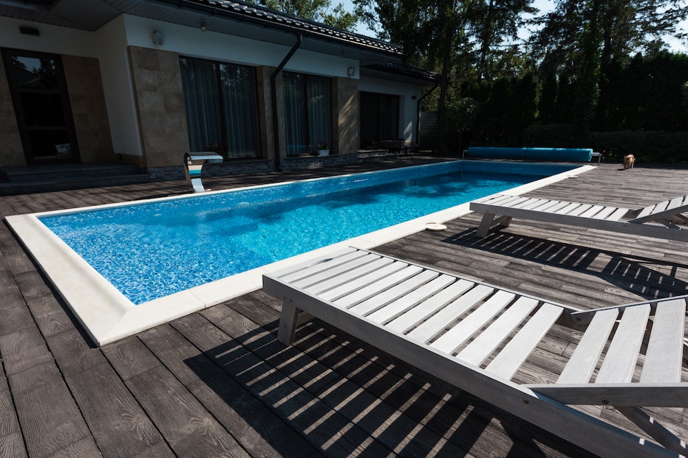 La taxe des piscines hors sol : comment est-elle calculée pour les propriétés immobilières avec piscine naturelle ?