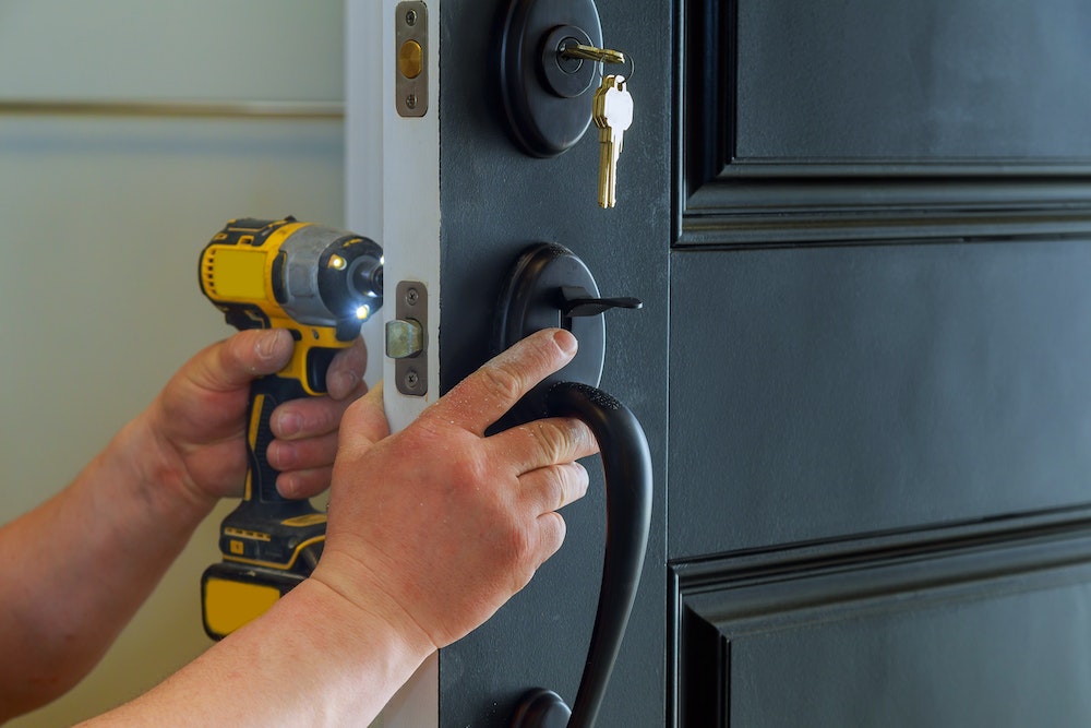 Comment choisir un serrurier pour l'installation d'un système de verrouillage de portes automatiques