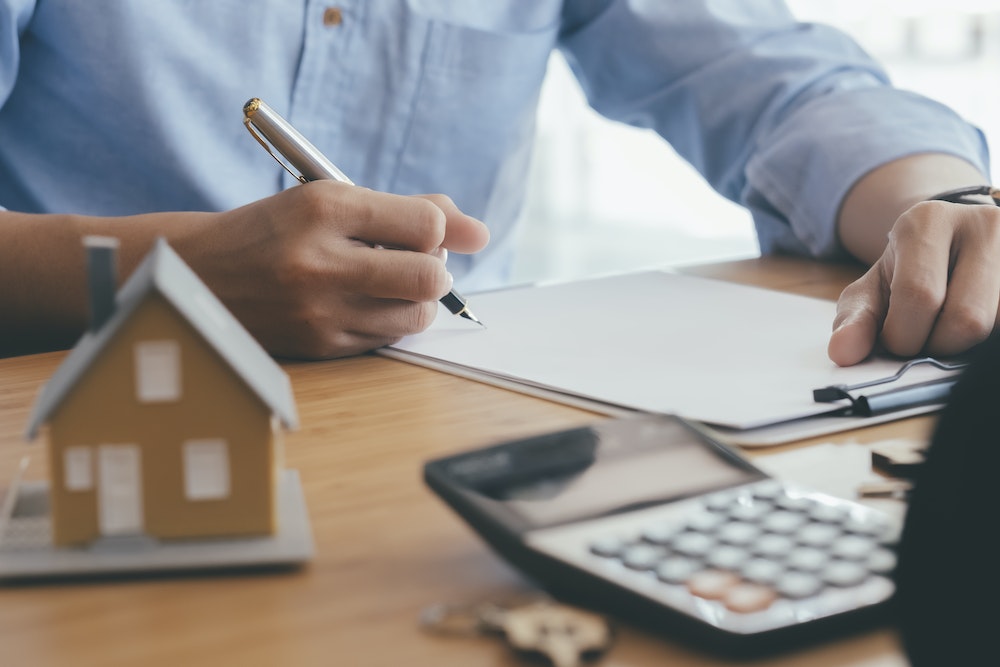 Agence immobilière à frais fixe ou agence classique : laquelle choisir ?